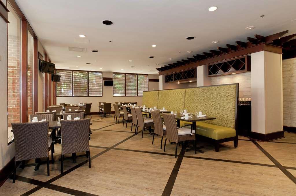 Doubletree Suites By Hilton Charlotte/Southpark Restaurant photo